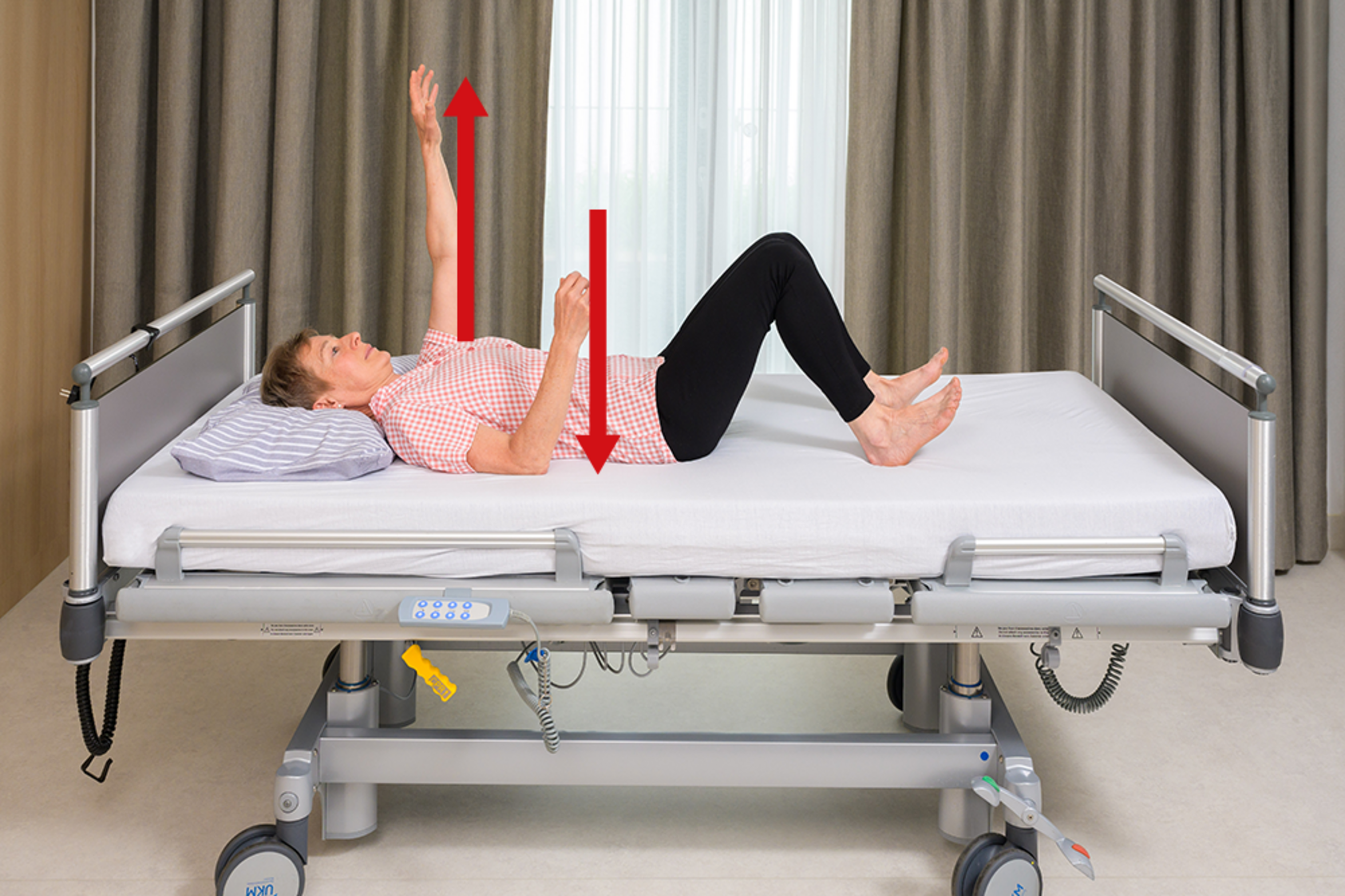 UKM Service | Bewegung im Krankenhaus | Patientin macht Übung Äpfel pflücken