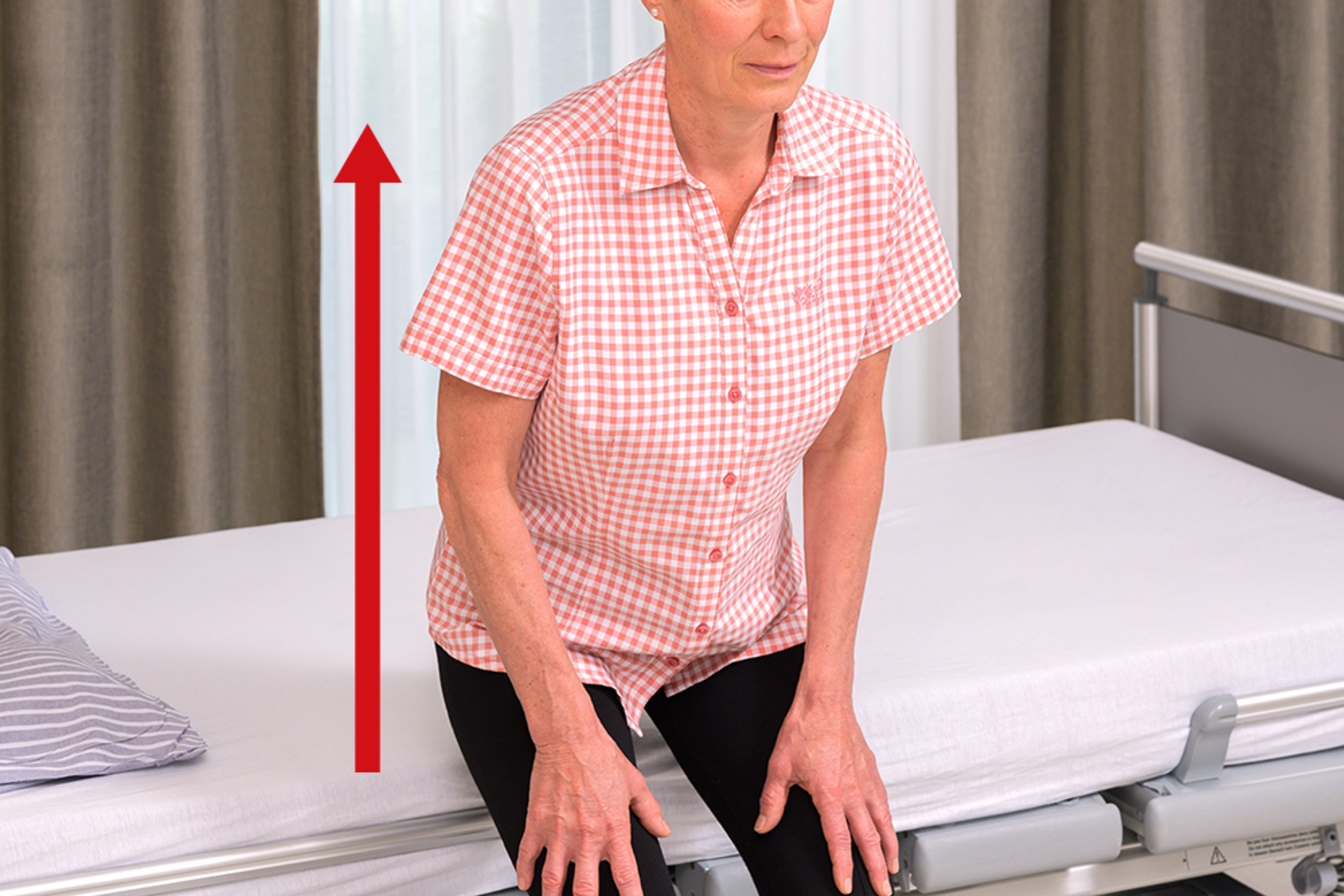 UKM Service | Bewegung im Krankenhaus | Patientin macht Aufstehtraining von der Bettkante