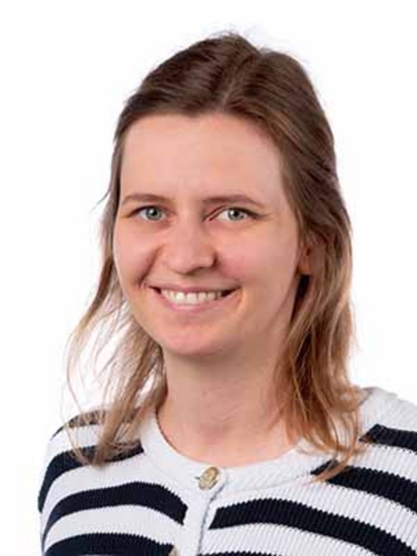 UKM Pädiatrische Hämatologie und Onkologie | Ida Tölle | Sie trägt eine schwarz-weiß gestreifte Strickjacke und lächelt in die Kamera