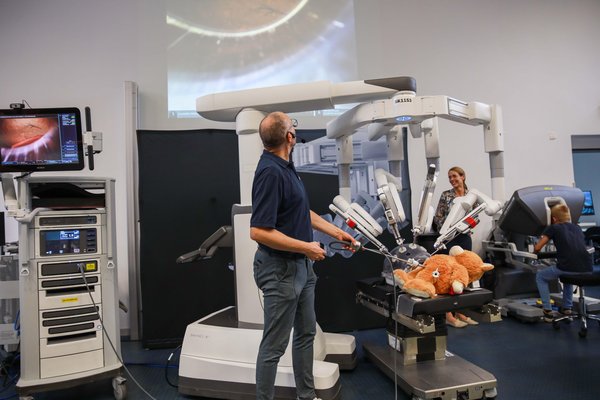 Chirurg Jens Peter Hölzen, da Vinci Operationsroboter, ein Stofftier auf dem OP-Tisch