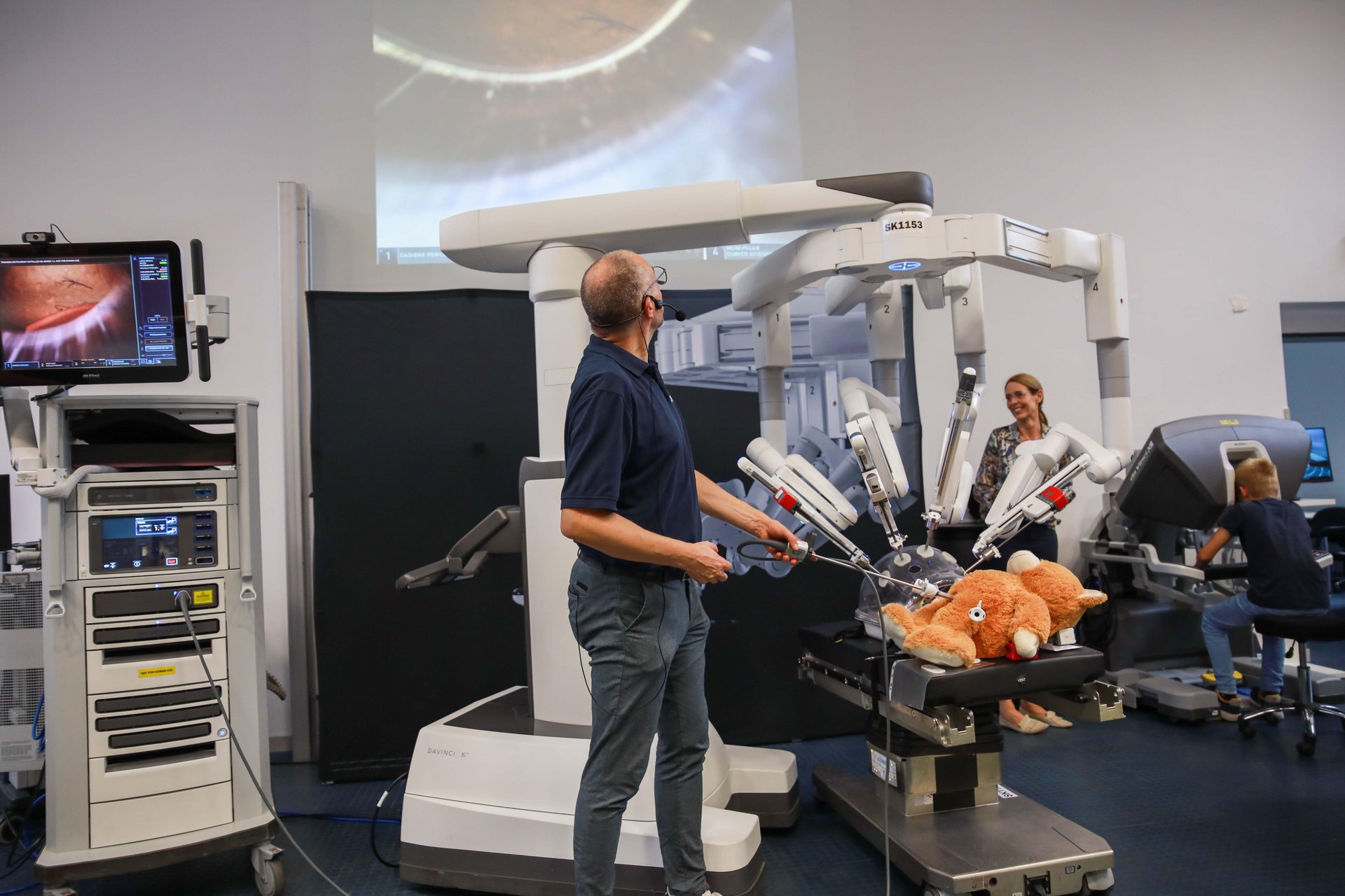 Chirurg Jens Peter Hölzen, da Vinci Operationsroboter, ein Stofftier auf dem OP-Tisch