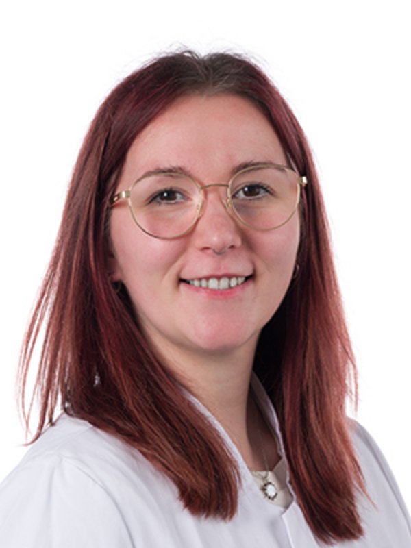 UKM Klinik für Nuklearmedizin | Jaqueline Hildgartner | Sie hat rote Haare, trägt eine Brille und lächelt in die Kamera