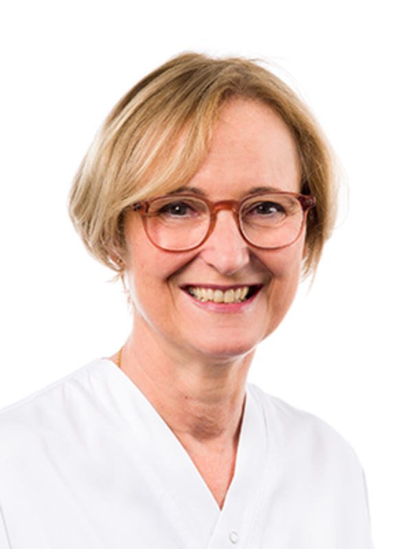 UKM | Portrait einer Zahnmedizinischen Fachangestellten der Klinik für Parodontologie. Sie trägt eine Brille, einen weißen Kasack und lächelt.