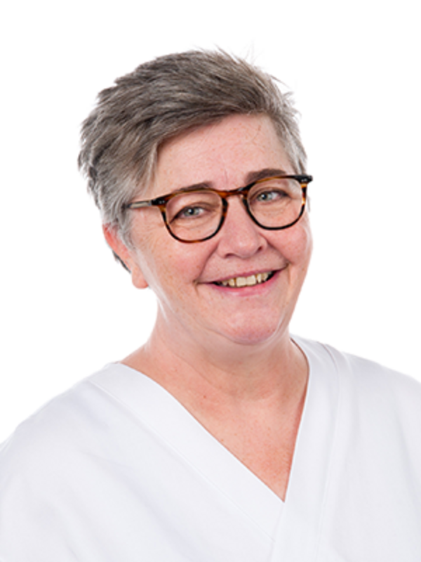 UKM | Portrait einer Zahnmedizinischen Prophylaxeassistentin aus der Poliklinik für Parodontologie | Sie trägt einen weißen Kasack und lächelt.