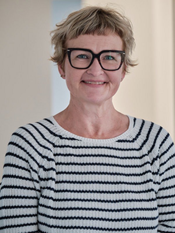 UKM Urologie und Kinderurologie | Portraitbild von Miranda Führlbeck | Sie trägt ein schwarz-weiß gestreiftes Oberteil, eine Brille und lächelt in die Kamera.