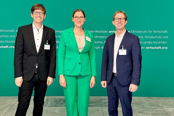 Oliver Treib, Caroline Fischer und Vincent Hofbauer freuen sich über Förderung für deutsch-niederländische Zusammenarbeit.