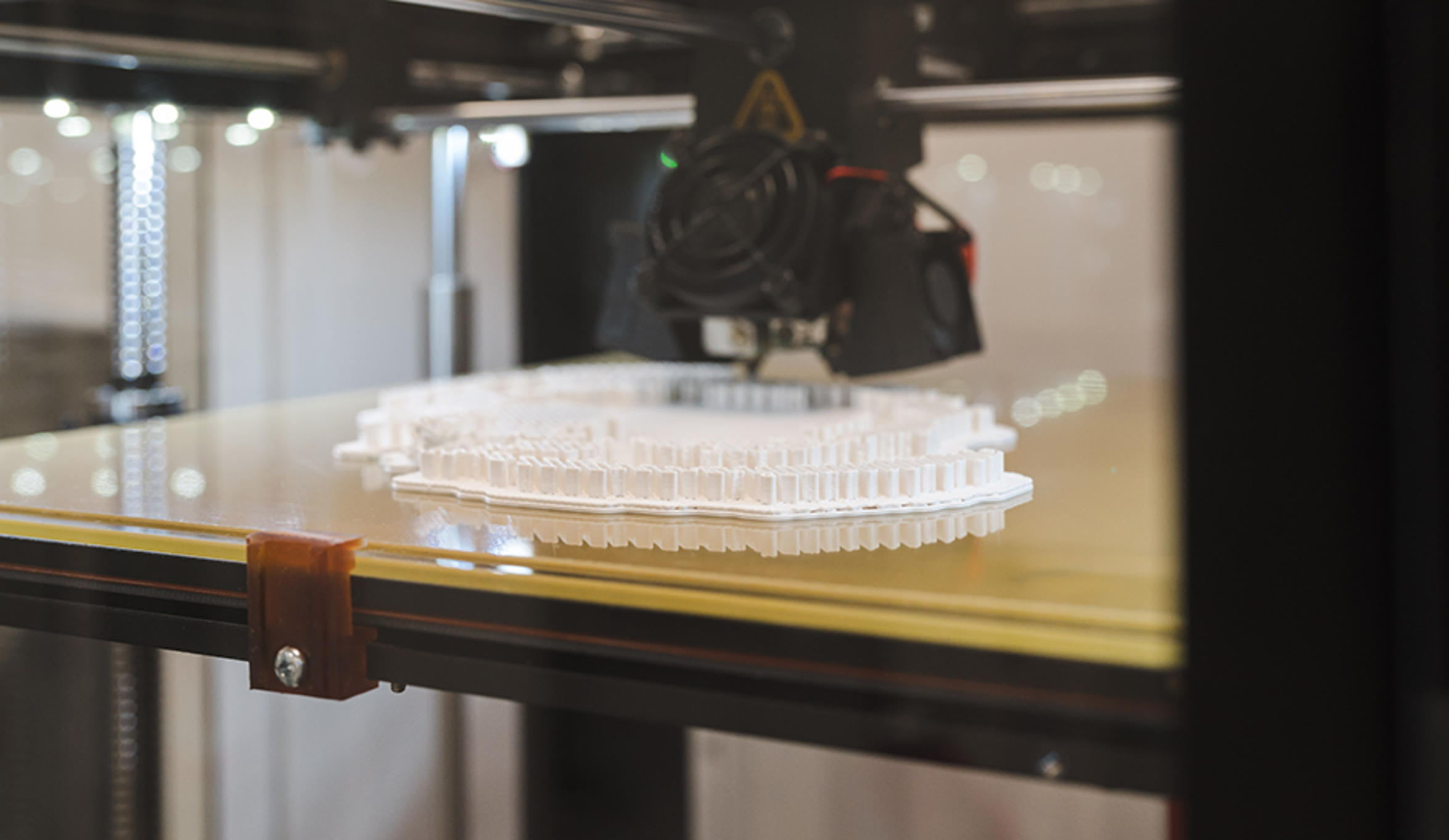 UKM | 3D-Drucker in der Orthopädie druckt mit weißer Masse.