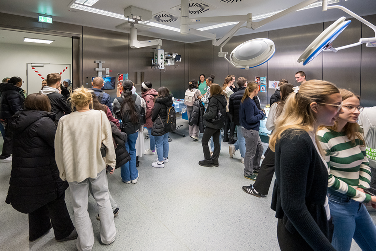 UKM Pflege | Tag des offenen OP | Gruppe von Besucher*innen im OP-Saal
