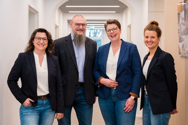 UKM Sozialdienst & Case Management | Thomas van den Hooven mit dem neuen Leitungsteam im Geschäftsbereich Sozialdienst/Case Management Daniela van der Linde, Marina Seebröker und Katharina Bunthoff (v.l.).