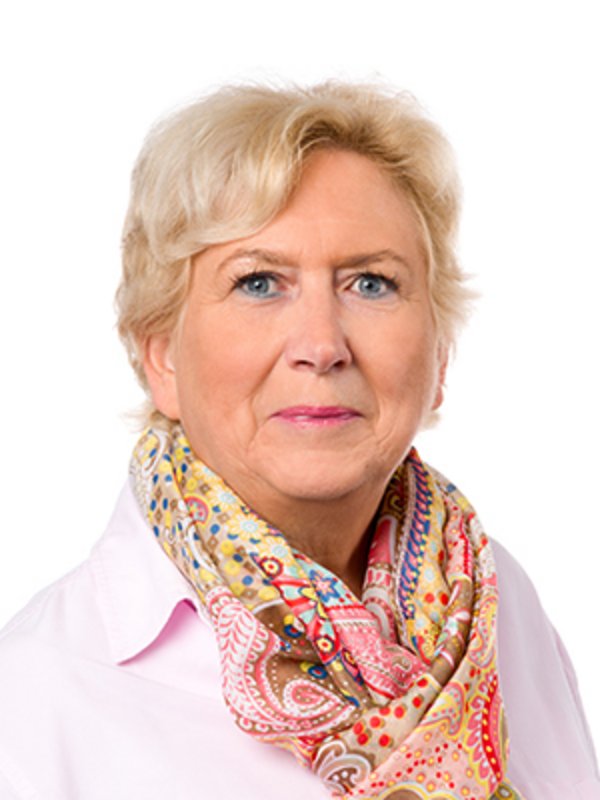 UKM Medizinische Klinik D | Ulrike Barkhofen | Sie trägt eine rosa Bluse, einen bunten Schal und schaut in die Kamera.