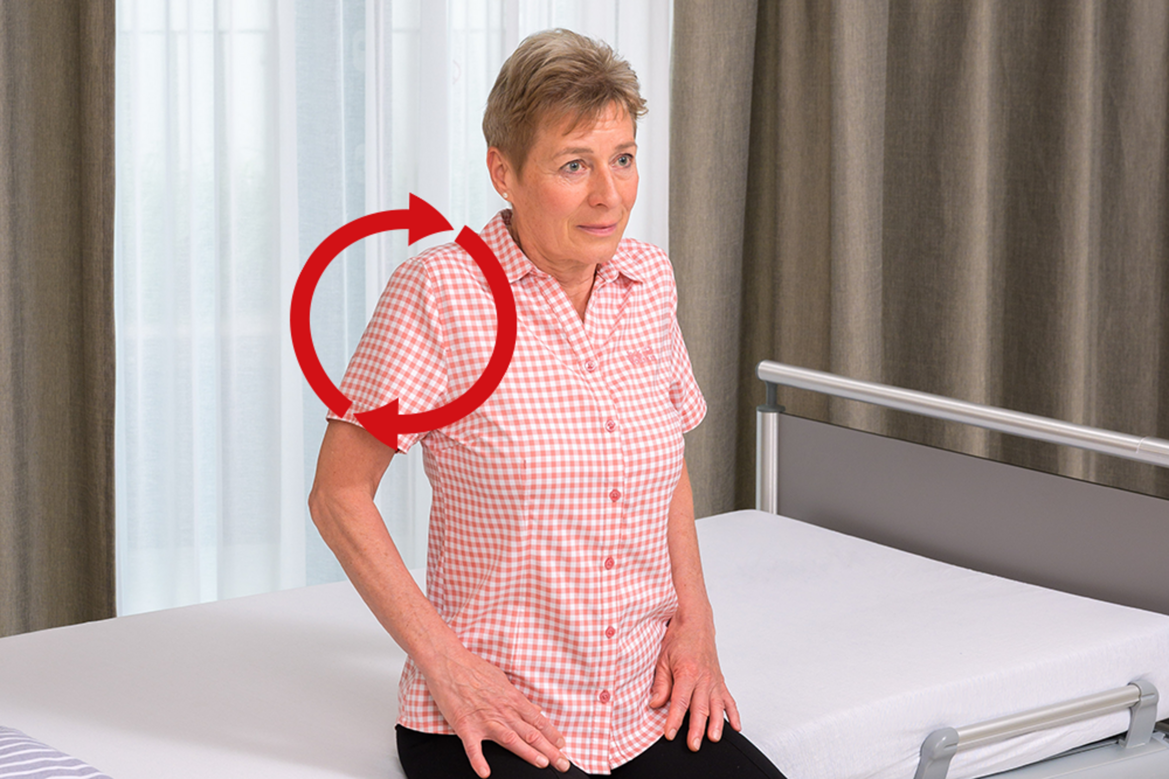 UKM Service | Bewegung im Krankenhaus | Patientin macht Übung Schultern kreisen