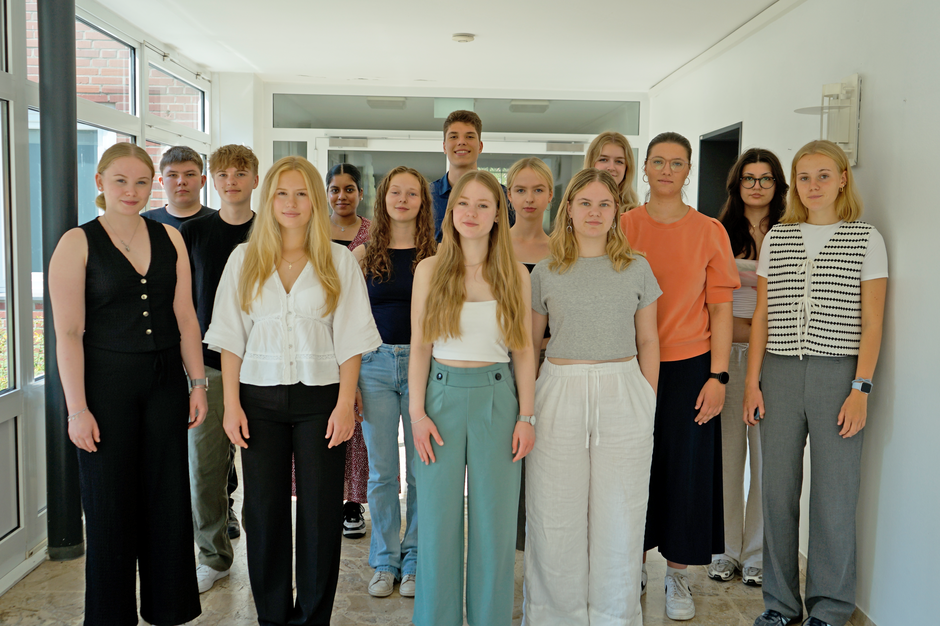 Gruppe Freiwilligendienstler lachen in die Kamera