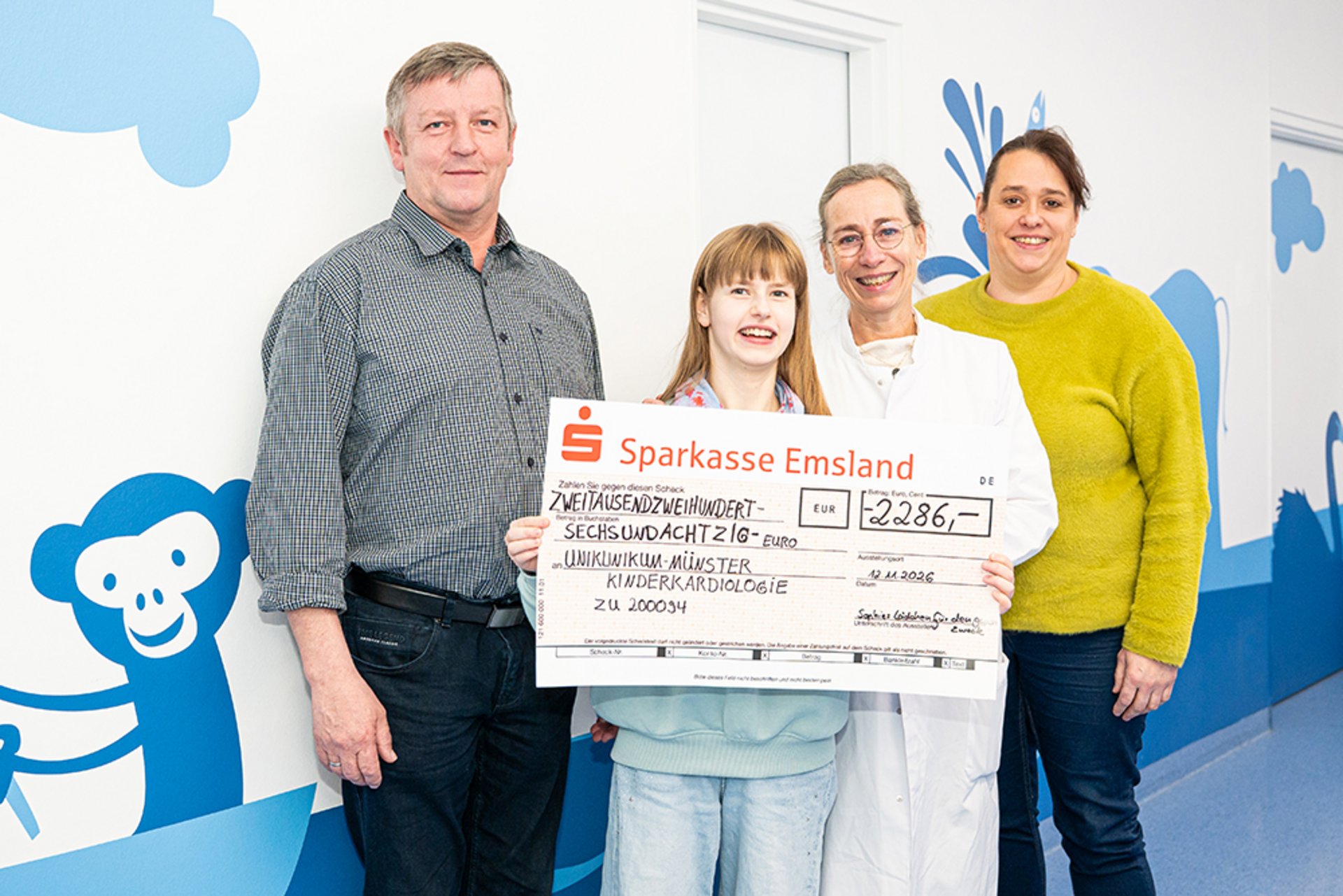 UKM Spenden | Sophie freut sich gemeinsam mit ihren Eltern und Kinderkardiologin Dr. Stefanie Rammes über die Spende für die Ambulanz der Kinderkardiologie.