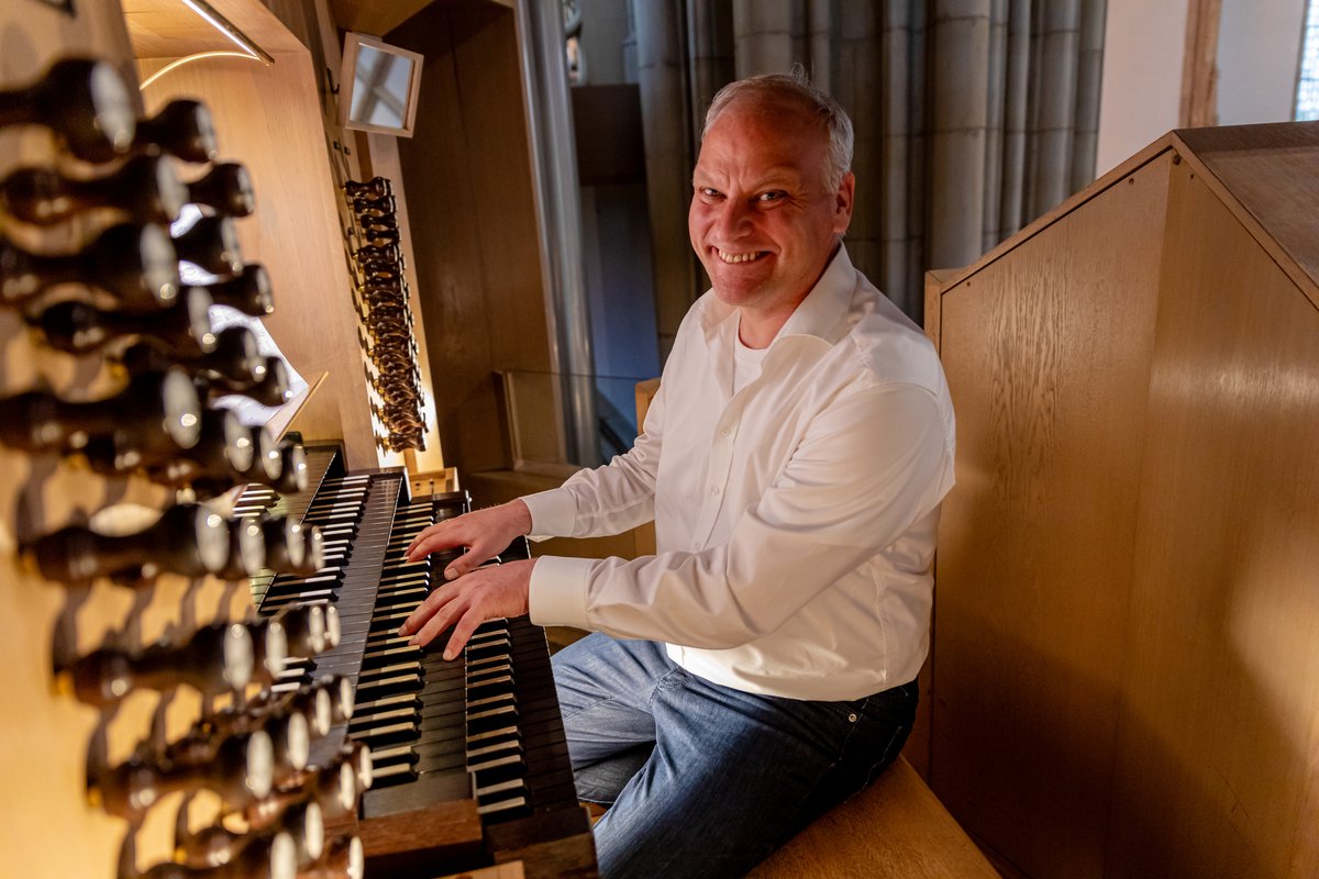 WTZ-Benefizkonzert | Arzt Burkhard Dasch sitzt an der Orgel | Foto: UKM/Kochinke