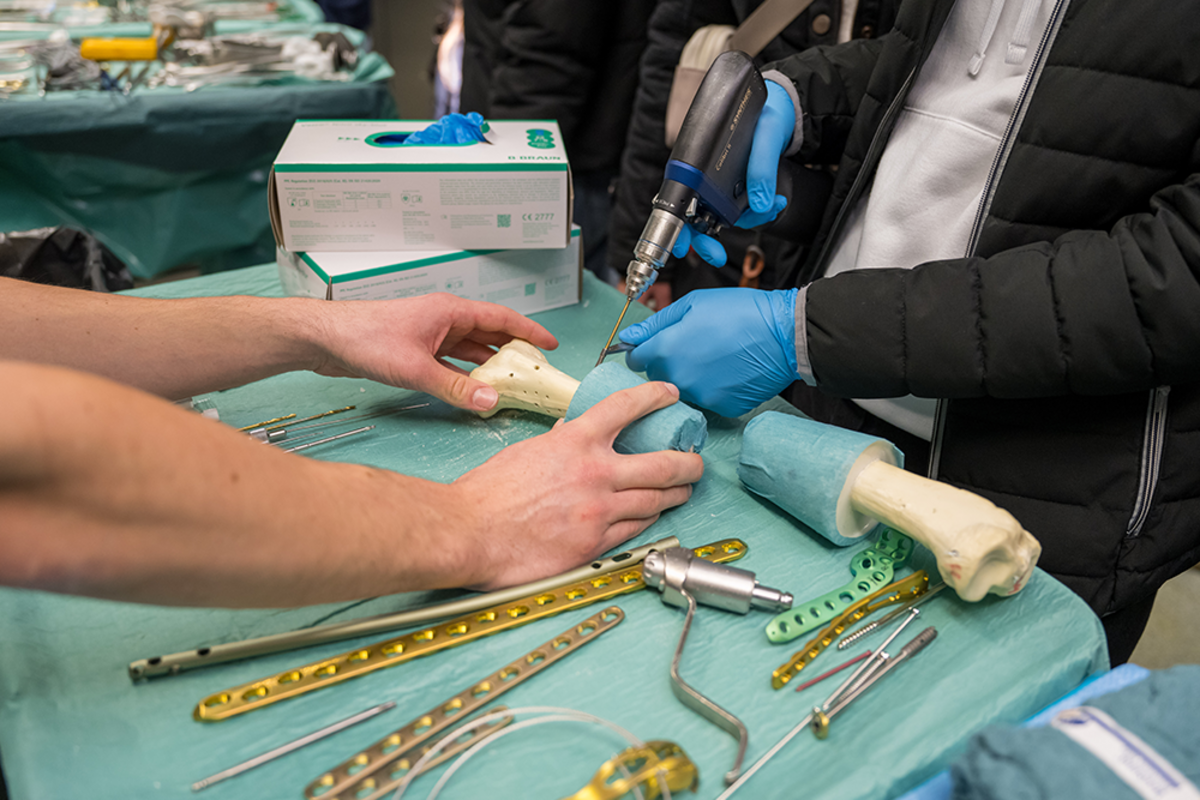 UKM Pflege | Tag des offenen OP | Interessierte üben Knochen bohren an einem Modell