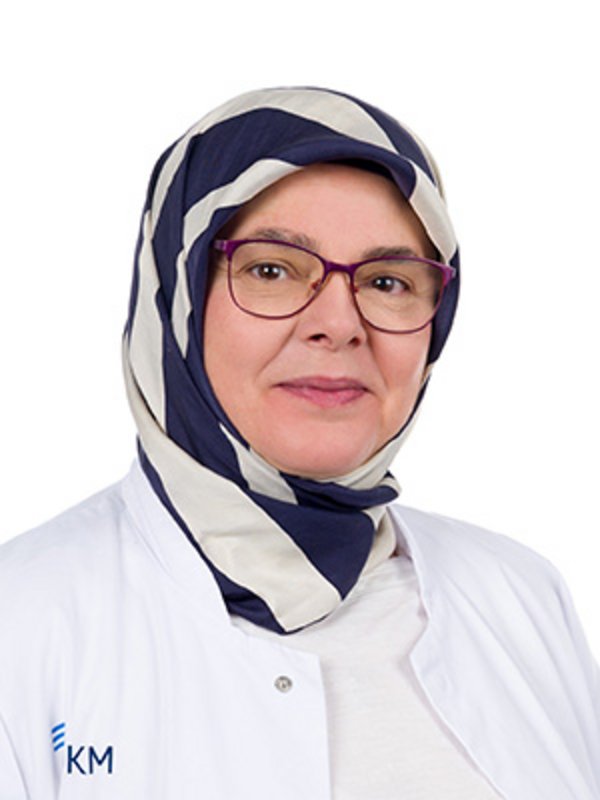 UKM Klinik für Radiologie | Sabriye Bilgin | Sie trägt eine Brille und ein schwarz-weißes Kopftuch und schaut in die Kamera.