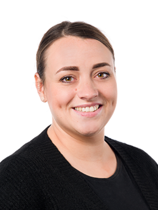 UKM | Teamleitung aus der Poliklinik für Parodontologie | Sie trägt einen schwarzen Pulli und lächelt. Portraitaufnahme