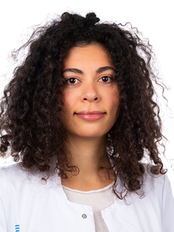 UKM | Portraitaufnahme einer Ärztin. Sie trägt einen weißen Kittel und lächelt.