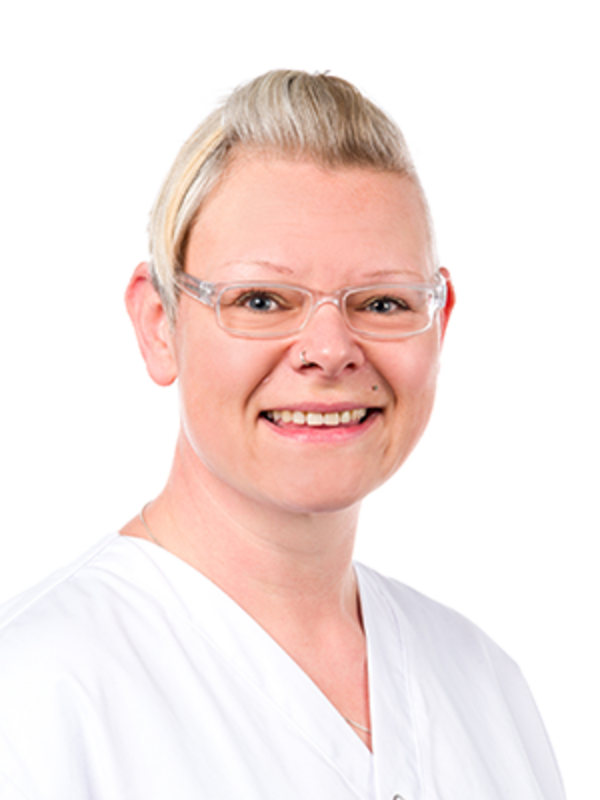 UKM | Zahnmedizinische Fachangestellte aus der Poliklinik für Parodontologie | Sie trägt einen weißen Kasack und lächelt. Portraitaufnahme