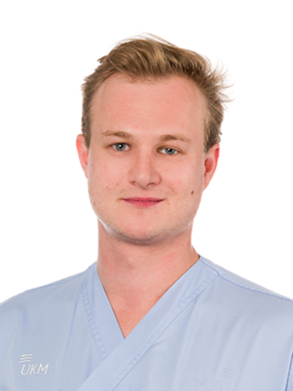 UKM Klinik für Kardiologie 1 | Portraitbild von Hannes Büsscher | Er hat helle Haare und trägt einen hellblauen Kasack und lächelt in die Kamera.