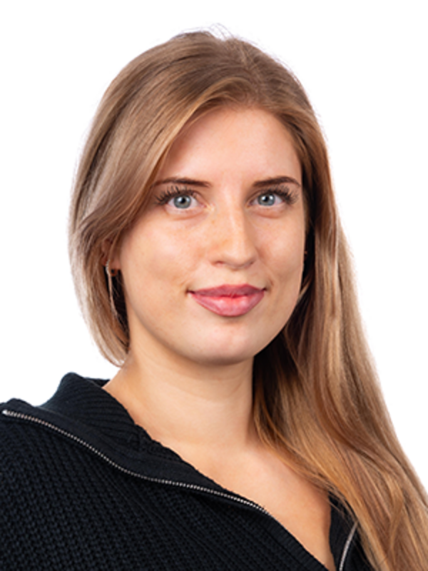 UKM | Zahnmedizinische Fachangestellte der Klinik für Parodontologie. Sie trägt ein schwarzes Shirt und lächelt.