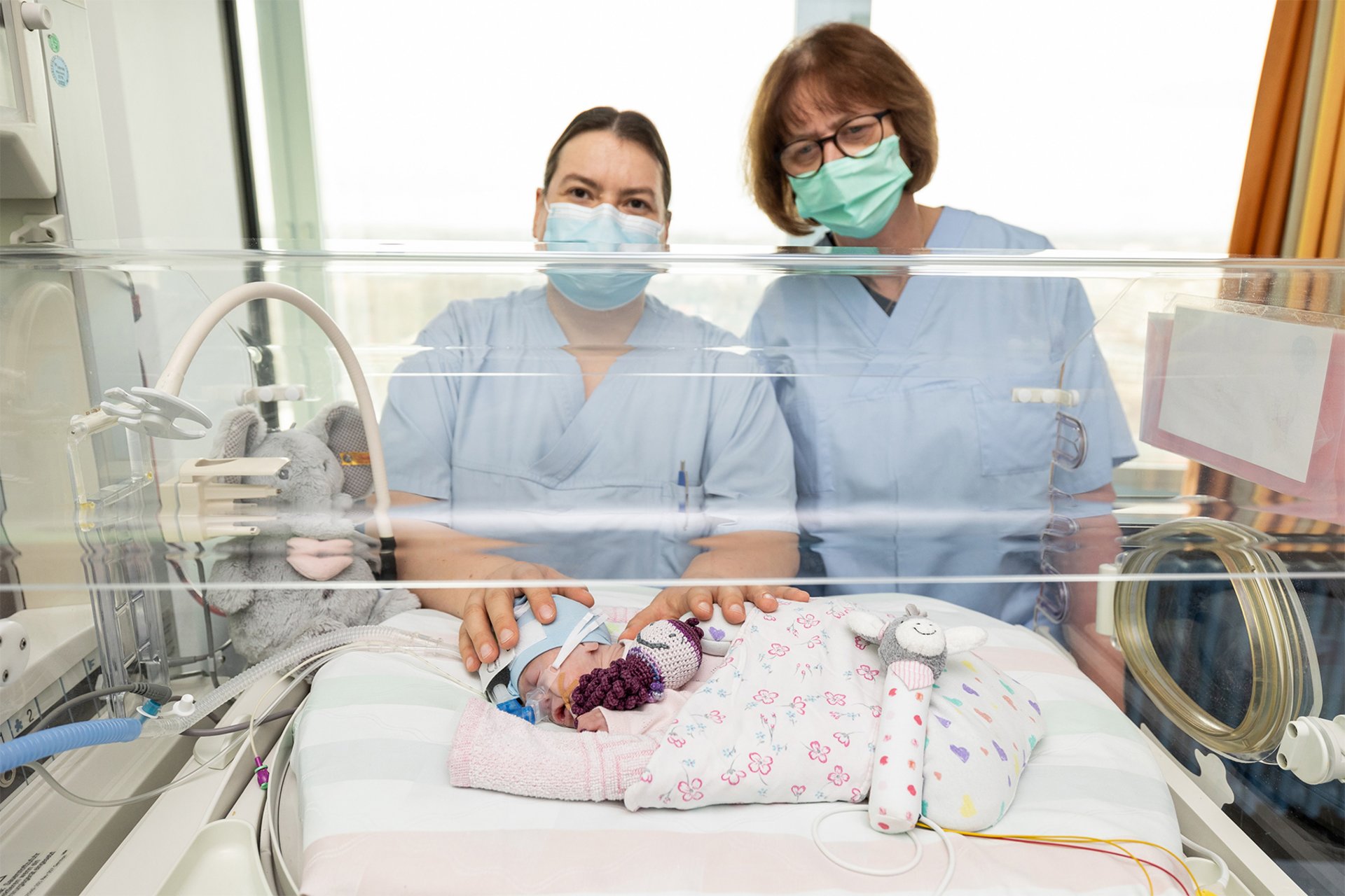 Gehäkelte Tintenfische für Frühgeborene: Kleine Helfer mit großer Wirkung Gehäkelte Tintenfische für Frühgeborene: Kleine Helfer mit großer Wirkung