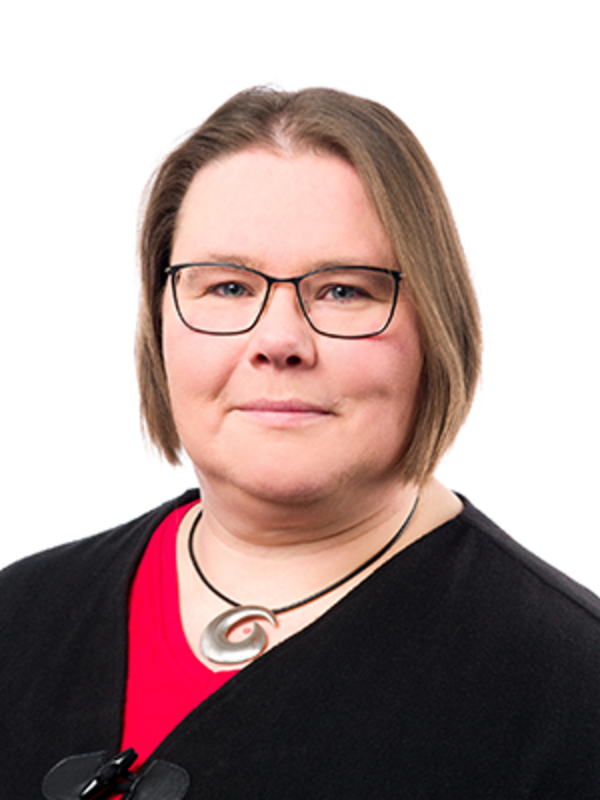 UKM | Portraitaufnahme einer Mitarbeiterin des Zentrums für Zahn-, Mund- und Kieferheilkunde. Sie trägt eine Brille und lächelt.