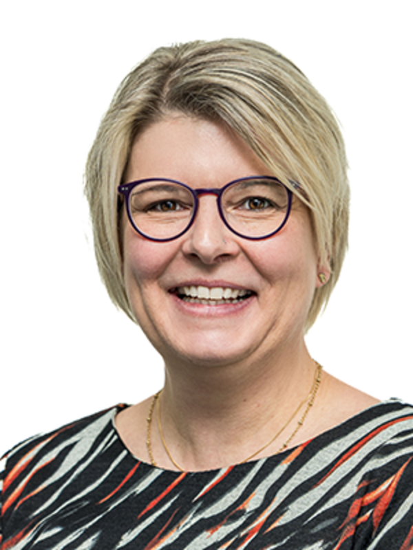 UKM | Portrait einer Mitarbeiterin des Forschungsteams der Medizinischen Klinik A. Sie trägt eine Brille und lächelt.