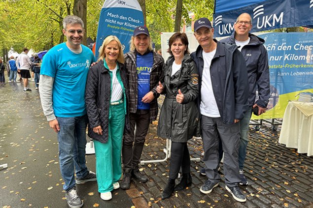 UKM Prostatazentrum | Gruppenbild vor dem Stand des Prostatazentrums beim Marathon.