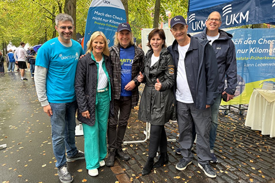 UKM Prostatazentrum | Gruppenbild vor dem Stand des Prostatazentrums beim Marathon.