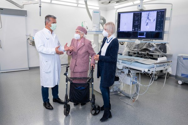 Wieder gehfähig trotz arterieller Verschlusskrankheit: 99-jährige Patientin profitiert von Katheterbehandlung 