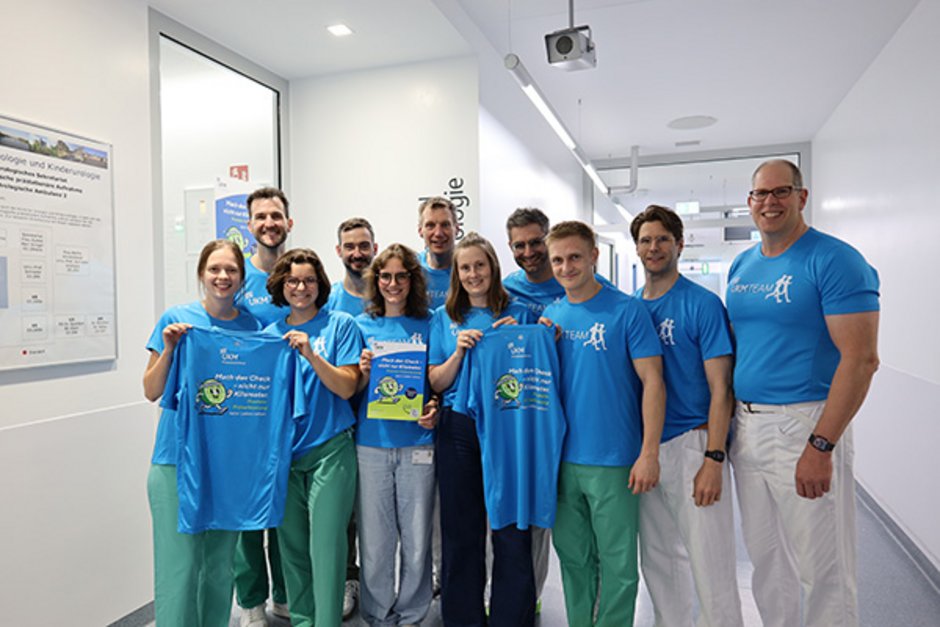 UKM Prostatazentrum | Gruppenbild mit Männern und Frauen, alle tragen ein blaues Marathon-Shirt