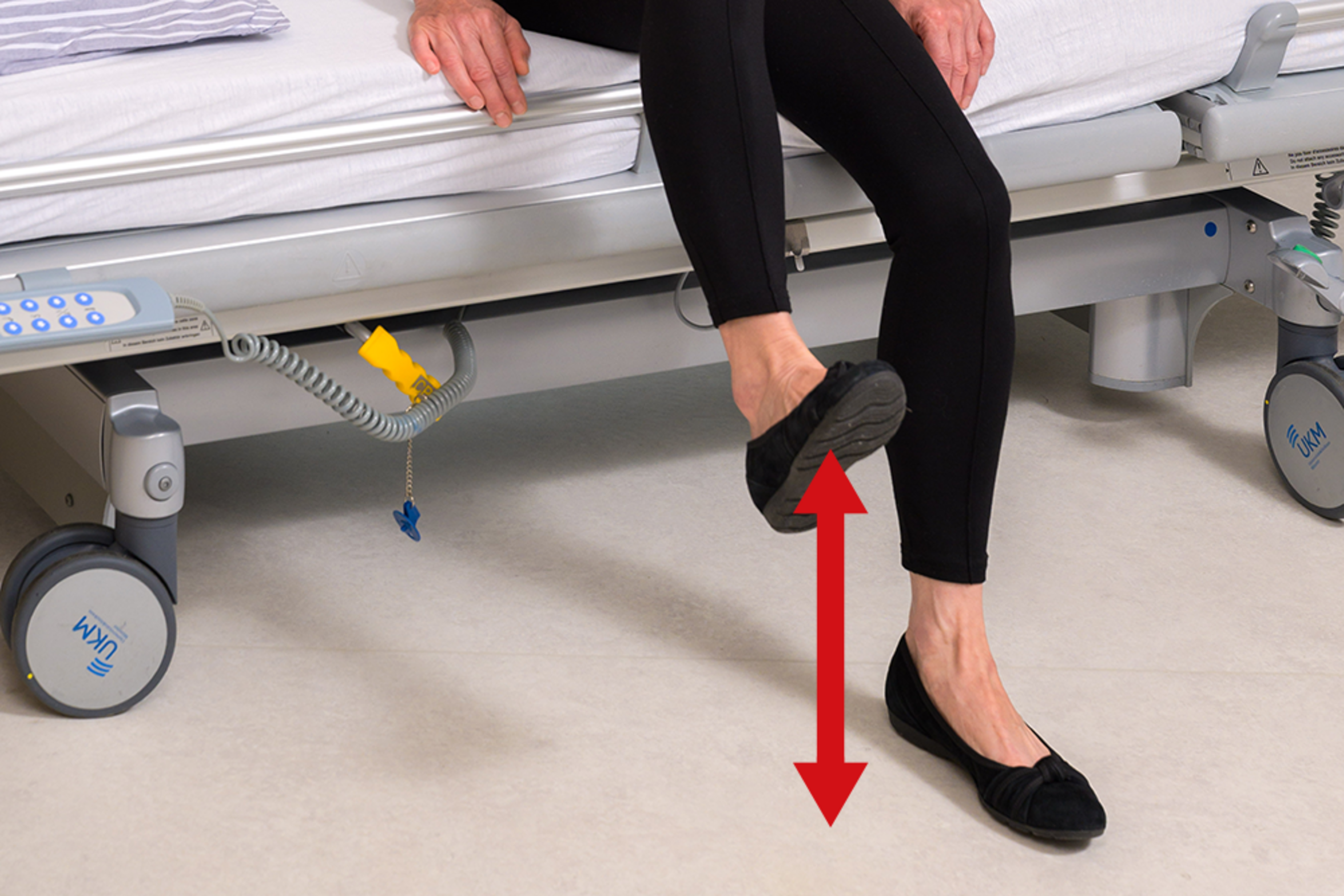 UKM Service | Bewegung im Krankenhaus | Patientin macht Übung Knie heben