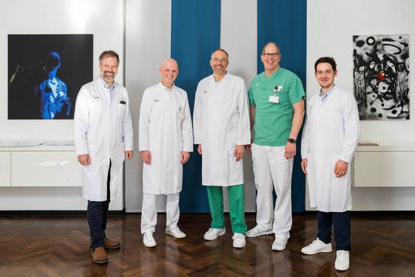 UKM | Fünf Ärzte aus verschiedenen Disziplinen, die roboter-assistierte Operationen durchführen.