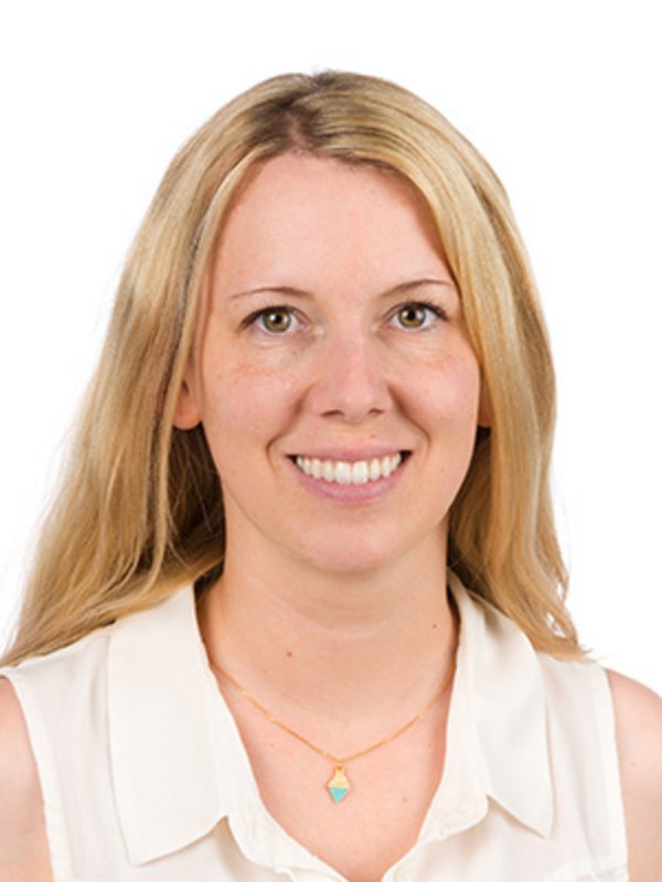 UKM Medizinische Genetik | Judith Kemper trägt eine beige Bluse, hat blonde, offene Haare und lächelt in die Kamera.