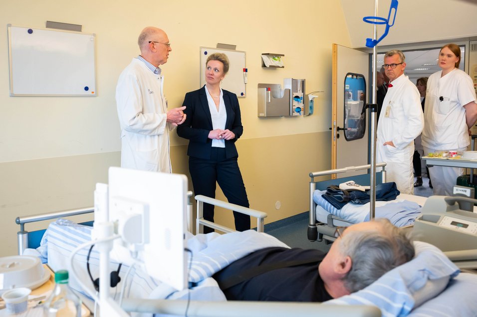 UKM Presse | Minsiterinbesuch Ina Brandes
