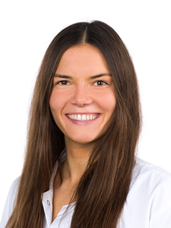 UKM | Ärztin der Unfallchirurgie. Sie trägt einen weißen Kittel und lacht.