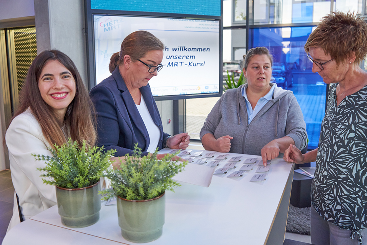 UKM Herz-MRT-Zentrum | Vier Frauen stehen an einem Stehtisch.