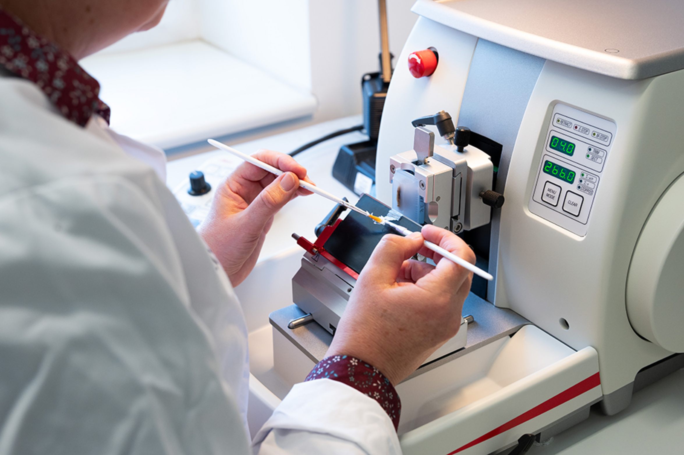 UKM | Präzise Laborarbeit an medizinischem Analysegerät im Forschungslabor der Gefäßchirurgie.