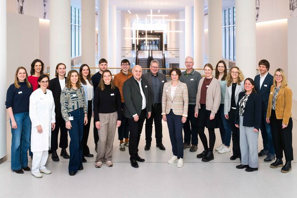 UKM | Gruppenbild mit Mitarbeitenden des UKM, des WTZ Münster und der Deutschen Rentenversicherung Westfalen anlässlich des Starts einer Studie zu prähabilitativen Konzepten