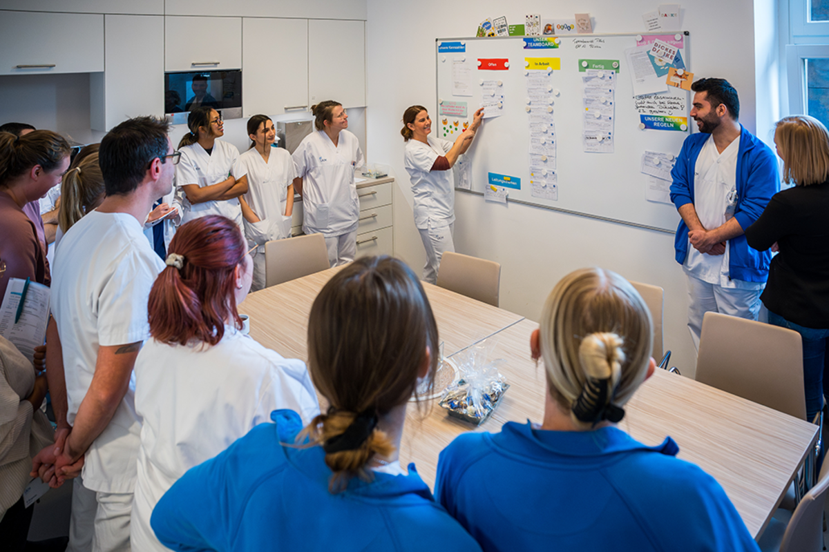 UKM | Mitarbeitende der Allgemeinchirurgie bei einer Besprechung an einem Whiteboard
