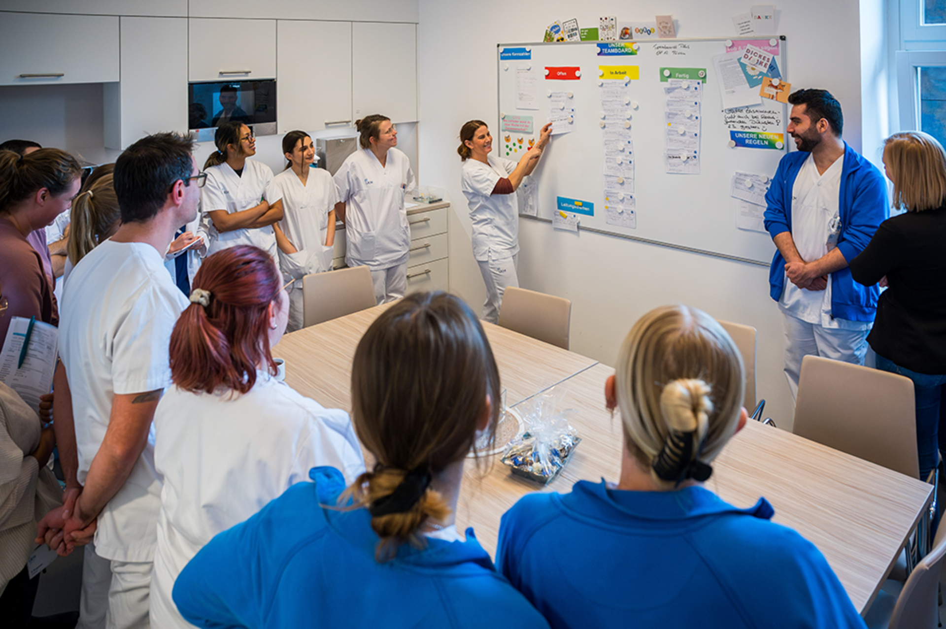 UKM | Mitarbeitende der Allgemeinchirurgie bei einer Besprechung an einem Whiteboard