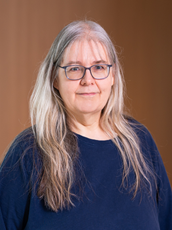 UKM | Portraitaufnahme einer Tumorboardkoordinatorin. Die Frau trägt eine Brille und lächelt.