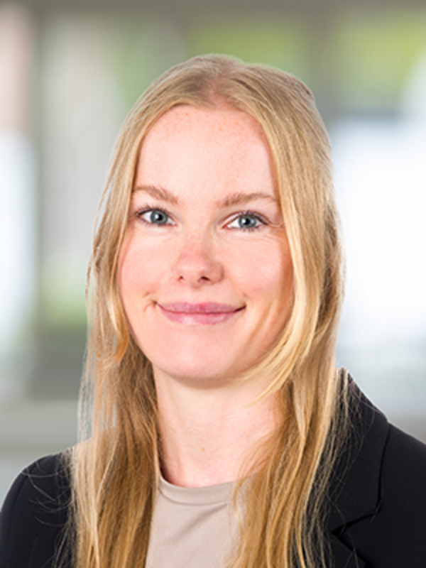 UKM | Portrait von Personalreferentin. Sie hat lange blonde Haare und lächelt