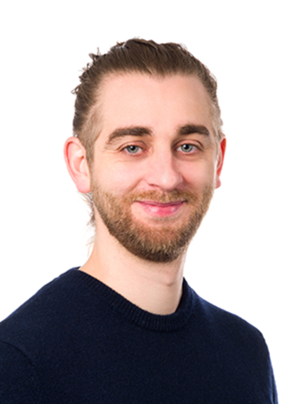 UKM Gerhard-Domagk-Institut für Pathologie | Elias Dohmen | Er hat braune Haare, einen Bart, trägt ein schwarzes Oberteil und lächelt in die Kamera.