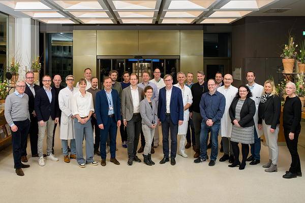 UKM | Gruppenbild mit vielen verantwortlichen Personen aus dem UKM anlässlich der Gründung des Zentrums für Akut- und Notfallmedizin