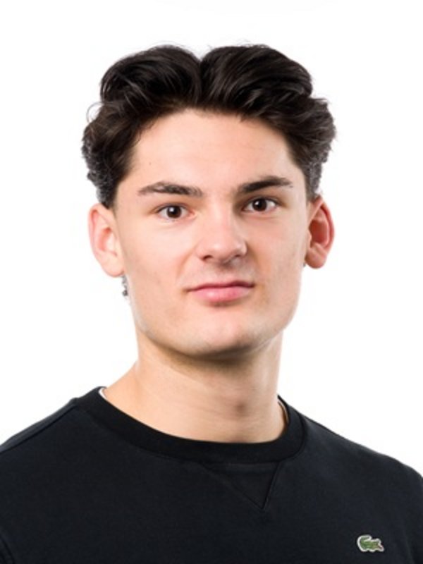 UKM Prostatazentrum | Ein junger Mann mit dunklen Haaren und schwarzem T-Shirt.