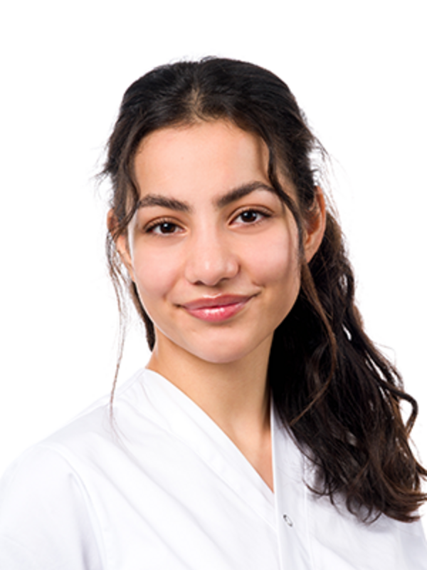 UKM | Zahnmedizinische Fachangestellte aus der Poliklinik für Parodontologie | Sie trägt einen weißen Kasack und lächelt. Portraitaufnahme