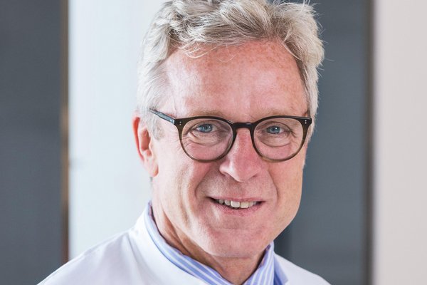 UKM | Portraitaufnahme von Michael Raschke. Als Direktor hat er die Klinik für Unfallchirurgie geprägt.