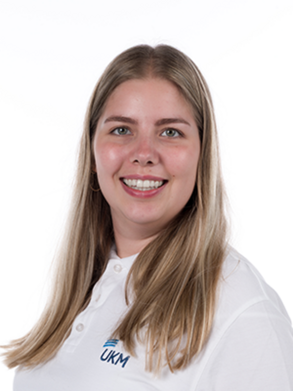 UKM | Portrait von Melanie Nonhoff aus der Orthopädie. Sie trägt ein weißes Shirt und lächelt.